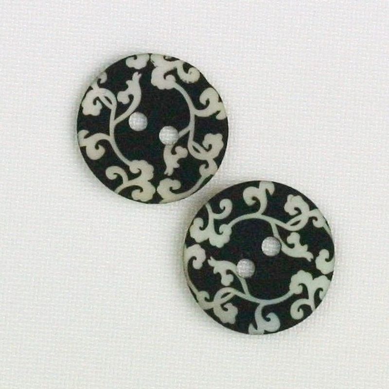 Perlemorsknapp sort siselert dekor 15 mm